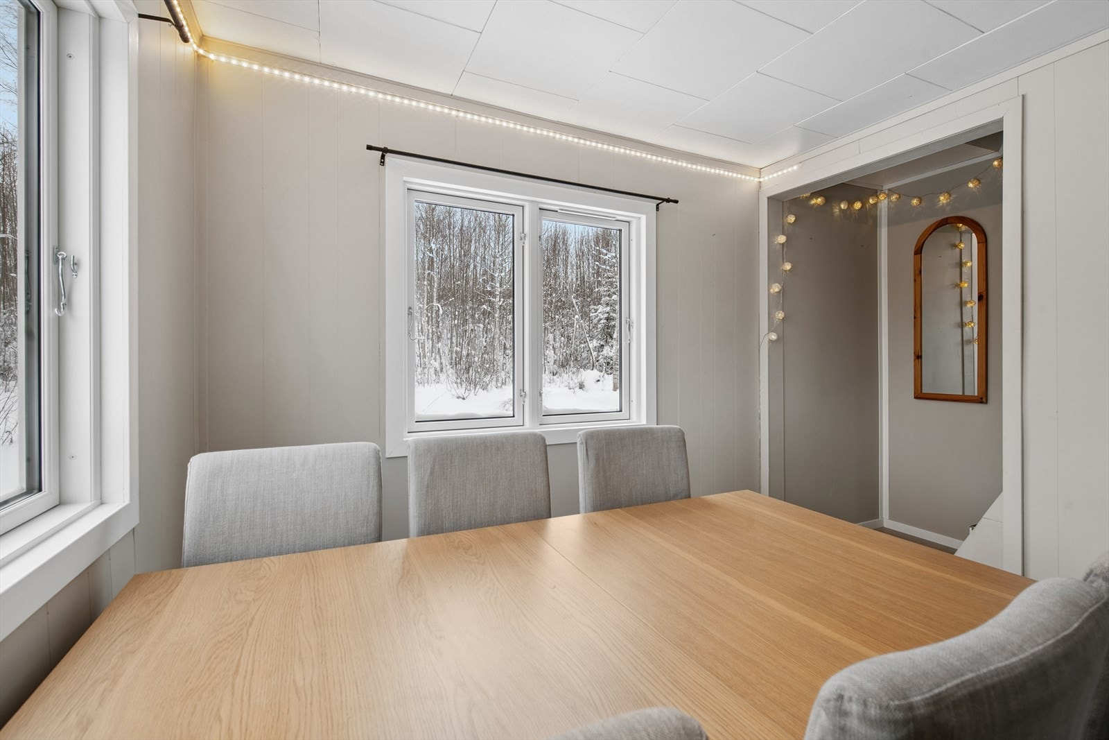 Fra spisestuen er det trapp opp til 2. etasjen. Galleribilde