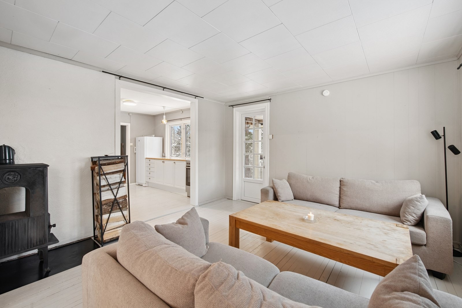 Fra stuen er det utgang til en liten ovebygget veranda med med fin utsikt til landskapet. Galleribilde