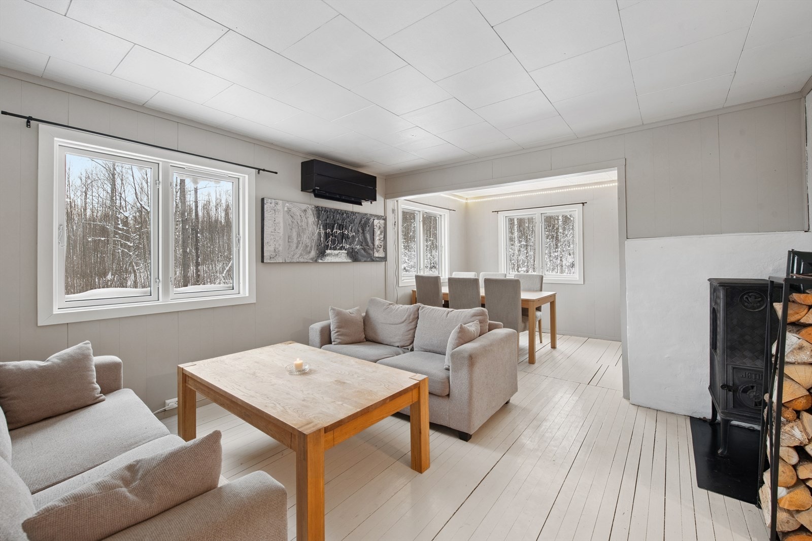 Lys og trivelig stue med varmepumpe og vedovn Galleribilde