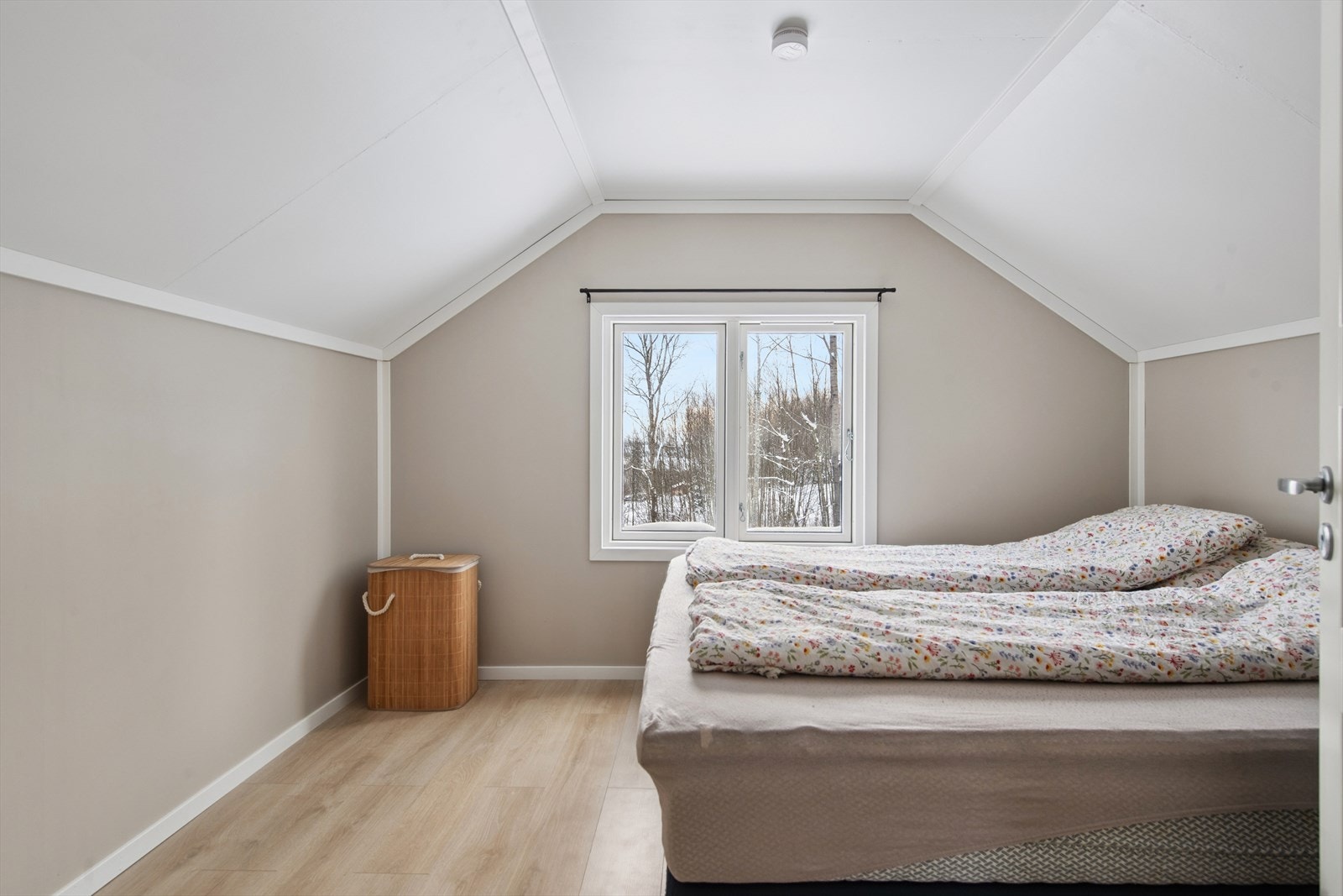 De to soverommene i 2. etg. ble pusset opp i 2023 med laminatgulv og pene malte veggflater. Galleribilde