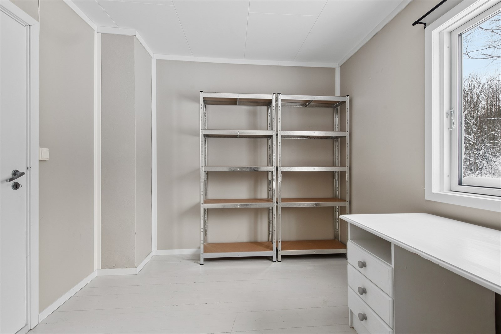 Det er i alt 3 soverom i boligen. Soverom 1 ligger i 1. etasje, og benyttes i dag som kontor. Galleribilde