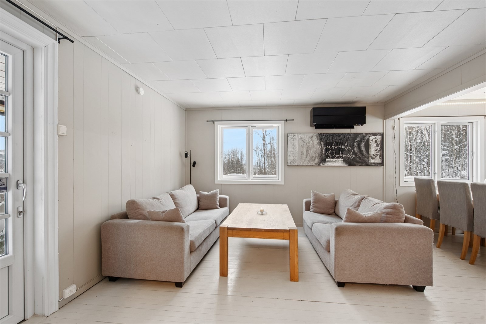 Boligen har hovedsakelig eldre overflater som har fått et nytt malingsstrøk med lyse og tidsriktige farger. Galleribilde