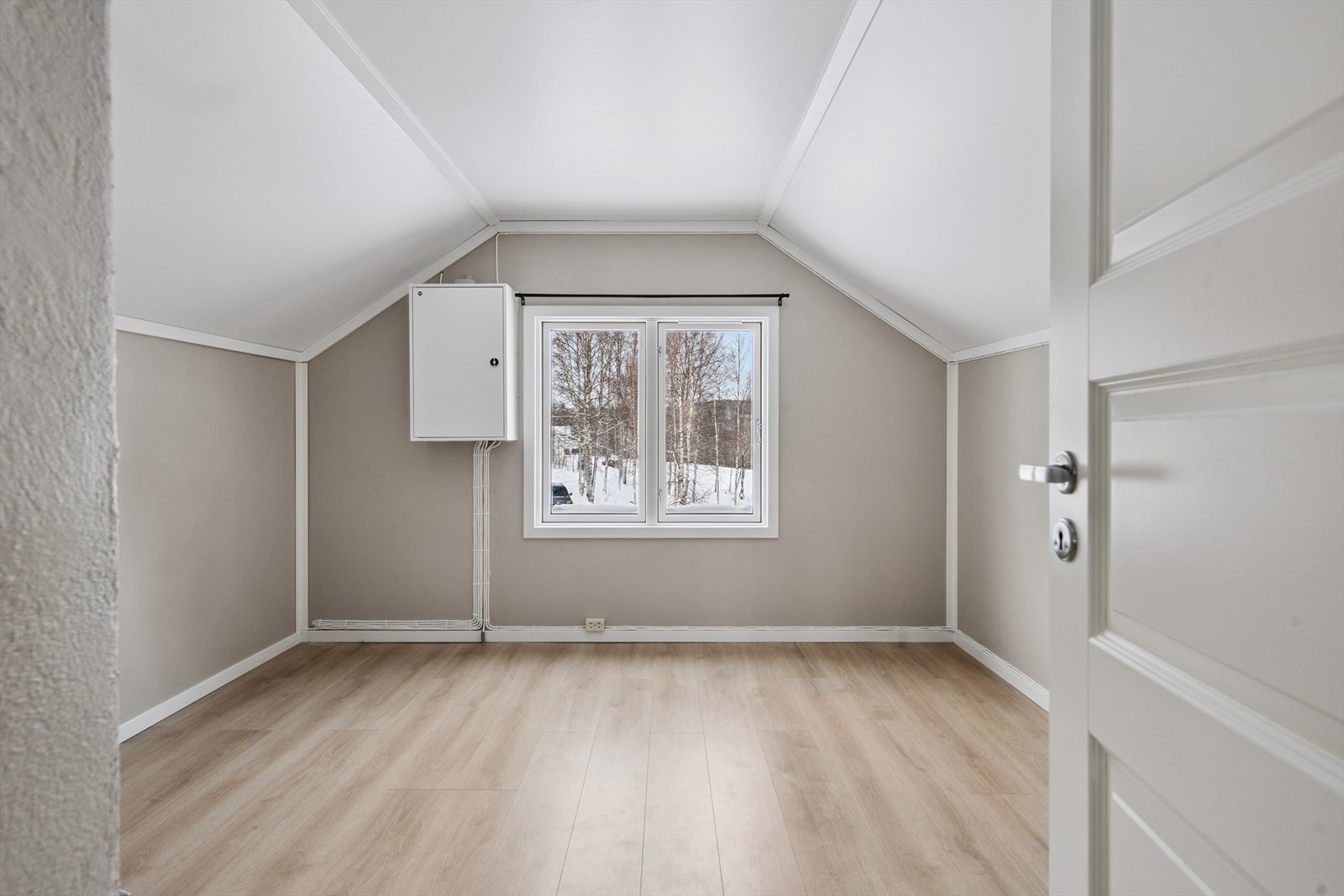 Soverom 3. Her er også sikringsskapet, som ble oppgradert i 2024. Galleribilde