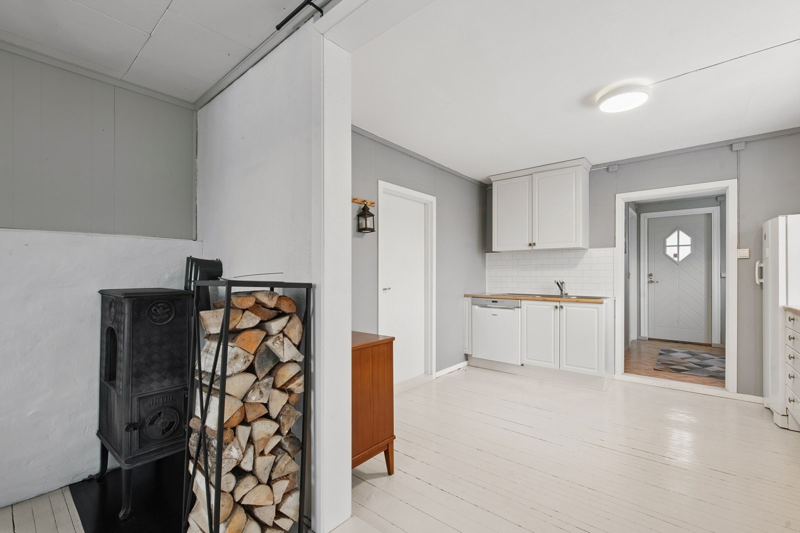 Åpen løsning mellom kjøkken og stue. Galleribilde