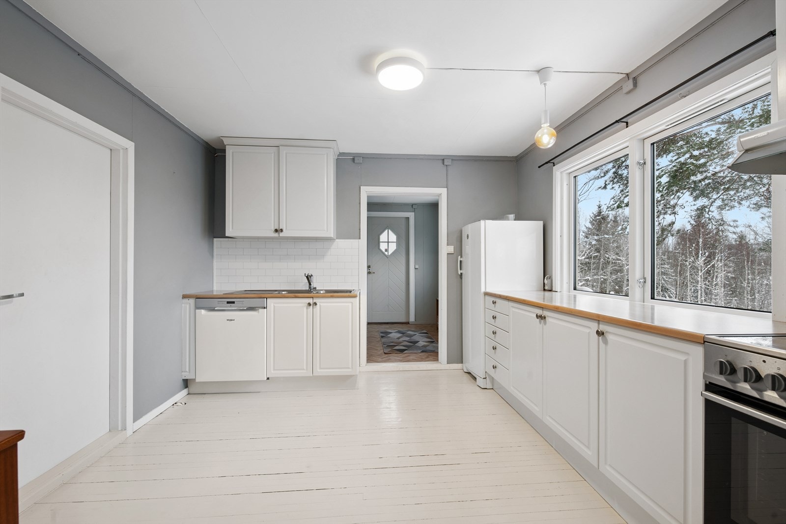 Fra kjøkkenet er det adkomst til det ene soverommet. Galleribilde