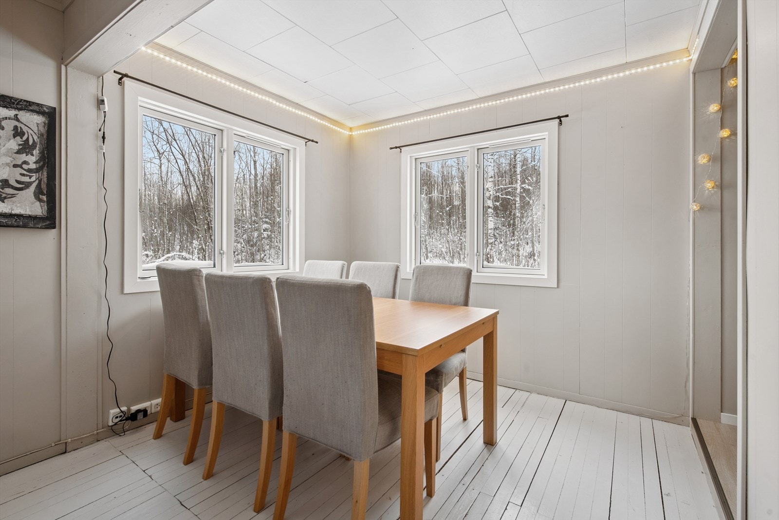 Eiendommen ligger for seg selv og er omringet av skog. Galleribilde