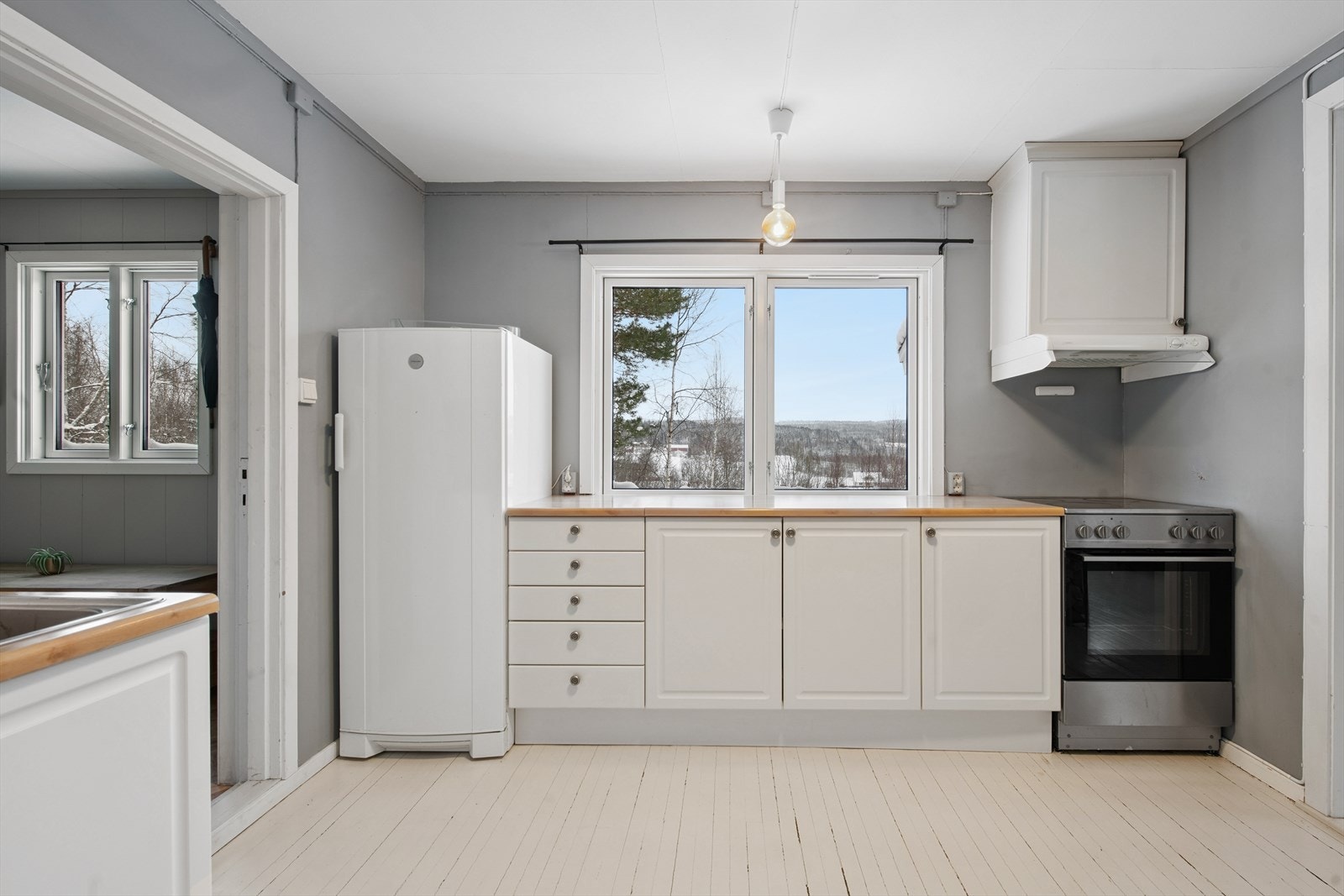 Fra kjøkkenbenken kan man nyte den fine utsikten. Galleribilde