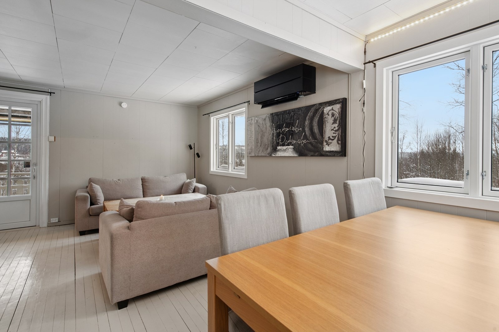 De fleste vinduene er skiftet, og det er ny inngangsdør og terrassedør. Galleribilde