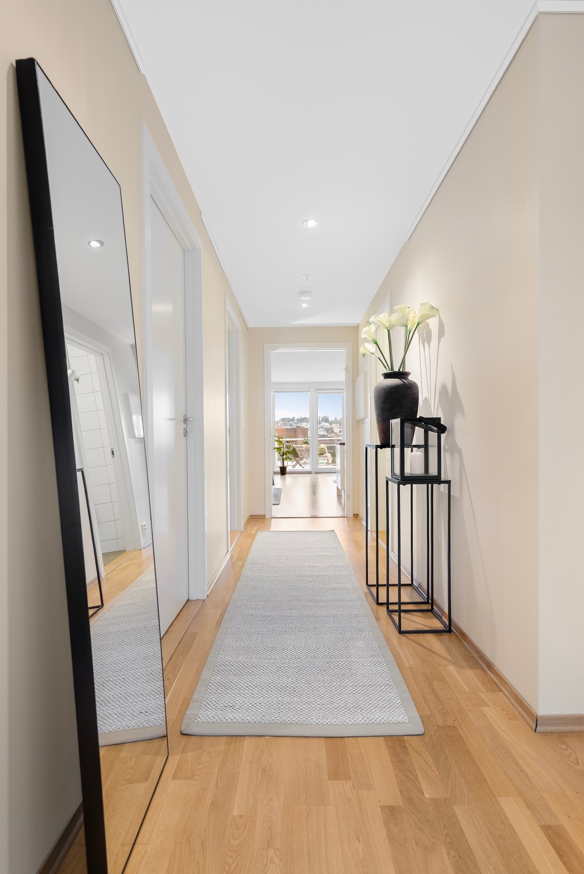 Lys og gjennomgående leilighet med store vindusflater som trekker deg inn i stue og kjøkken Galleribilde