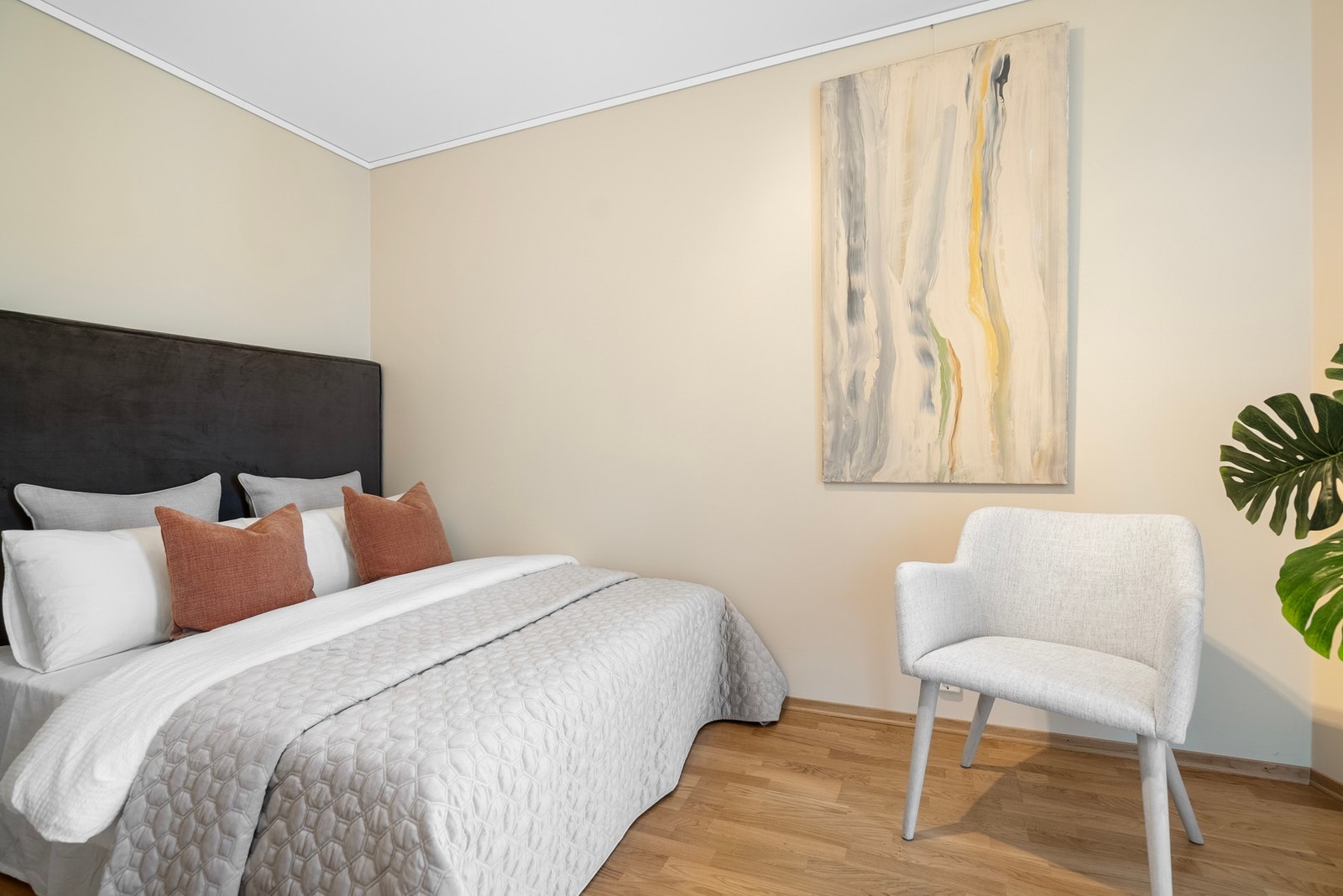 Begge soverommene har romslig størrelse og gir fleksible bruksmuligheter - enten du ønsker gjesterom, hobbyrom eller hjemmekontor Galleribilde