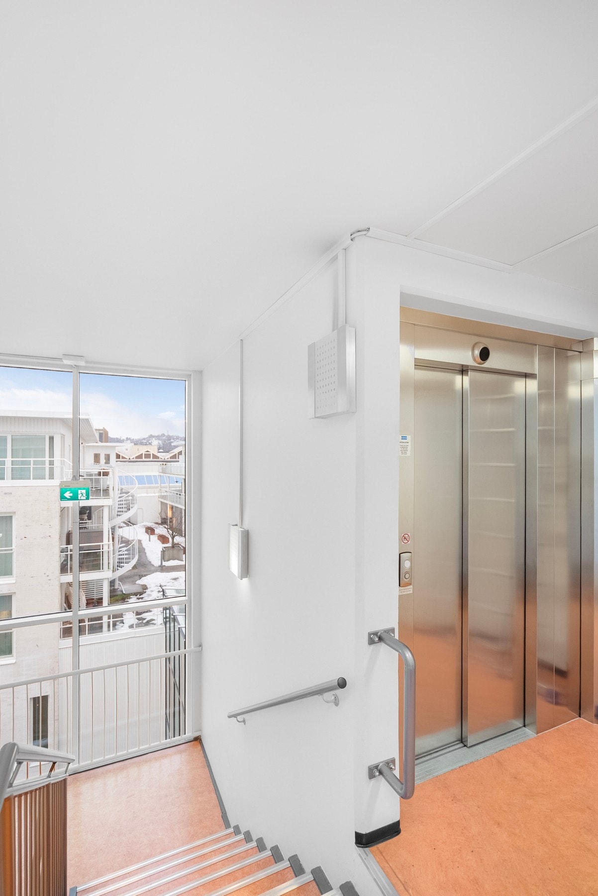 Heisadkomst fra kjeller Galleribilde