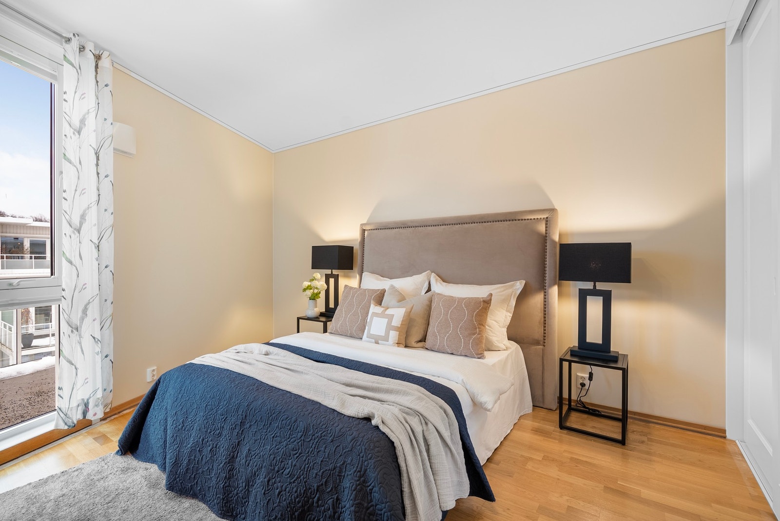 Hovedsoverom med avskjermet beliggenhet mot øst og felles atrium Galleribilde