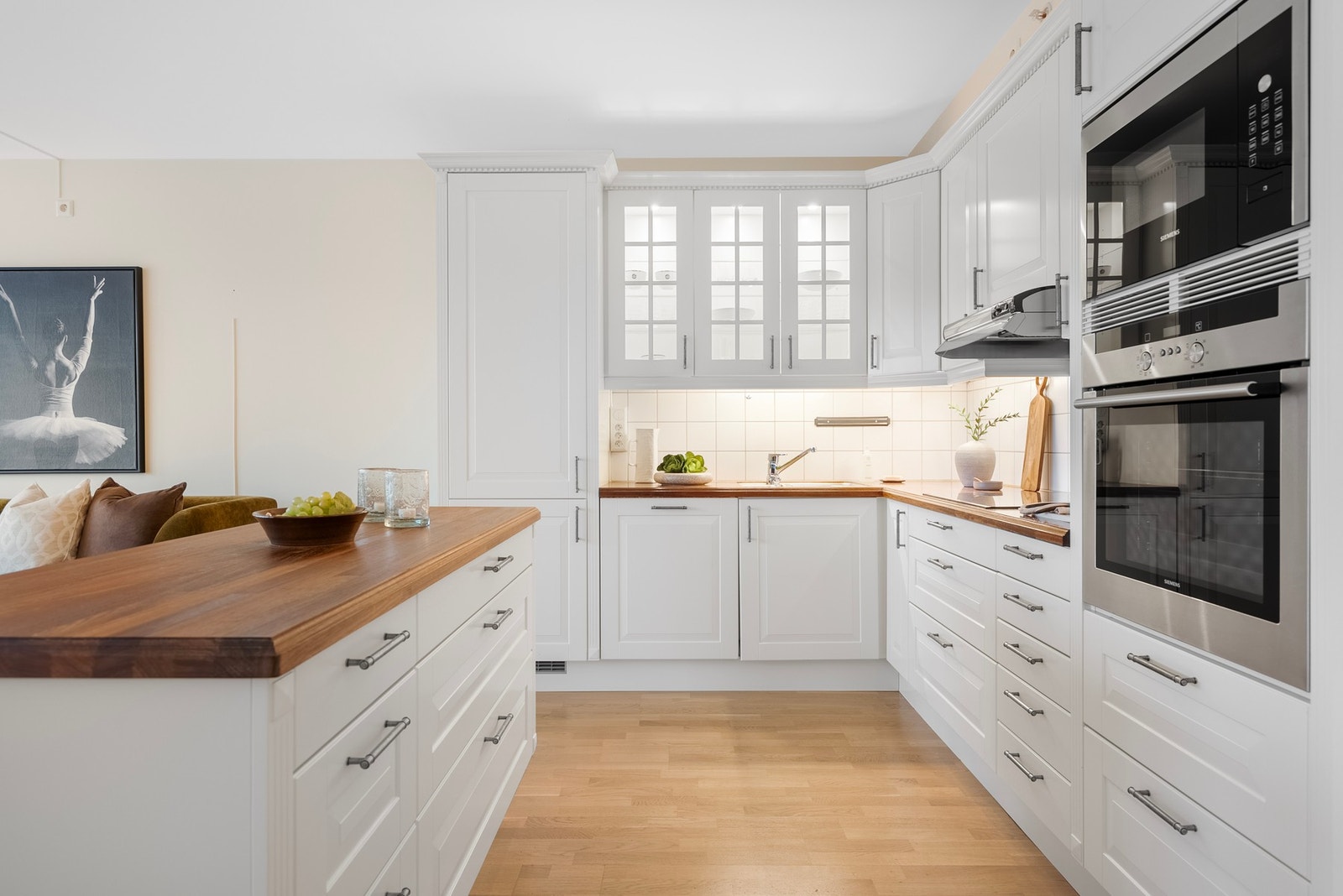 Rikelig med skap og benkeplass gir deg plassen du trenger til matlaging og oppbevaring Galleribilde