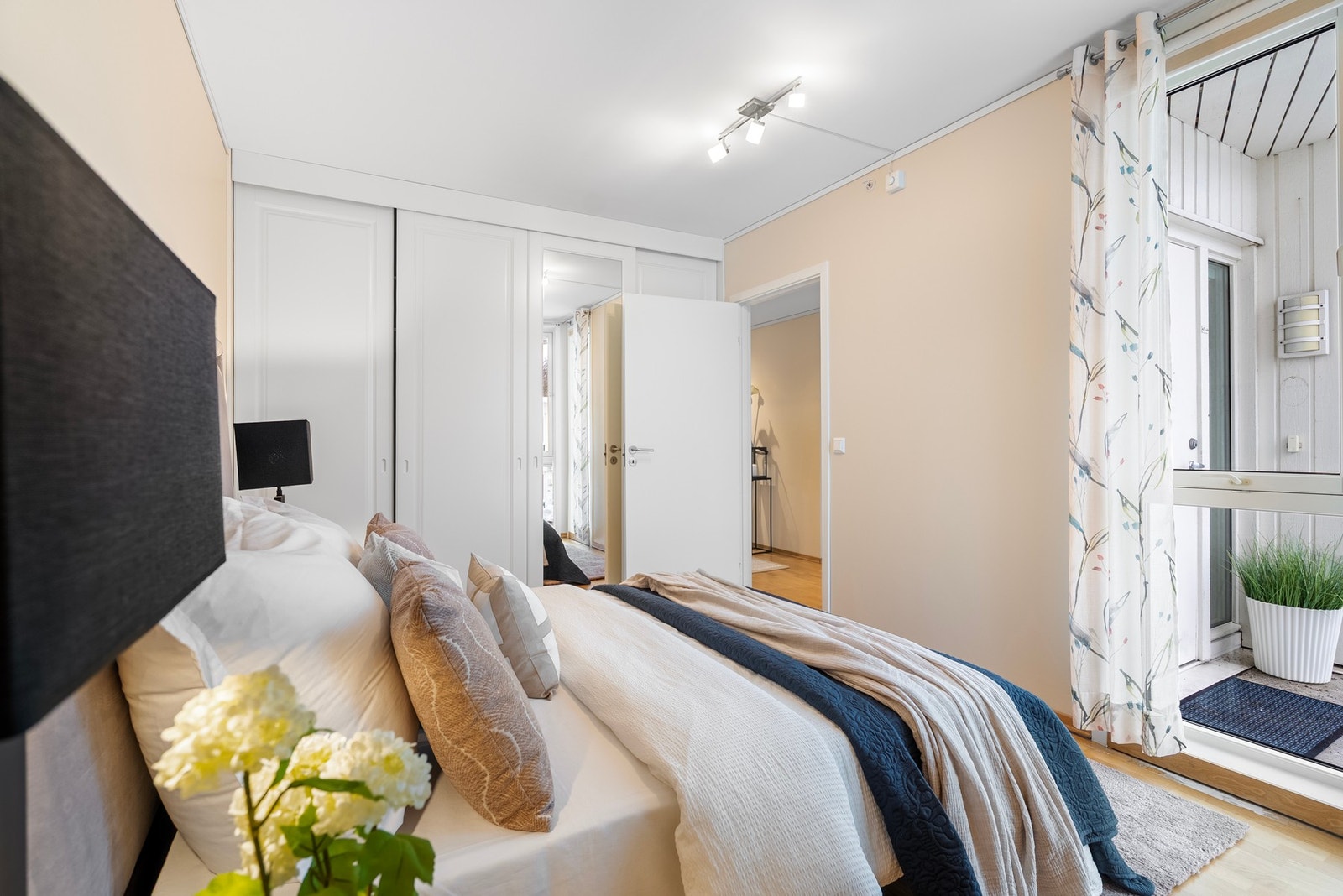 God plass til skyvedørsgarderobe for enkel og ryddig klesoppbevaring Galleribilde