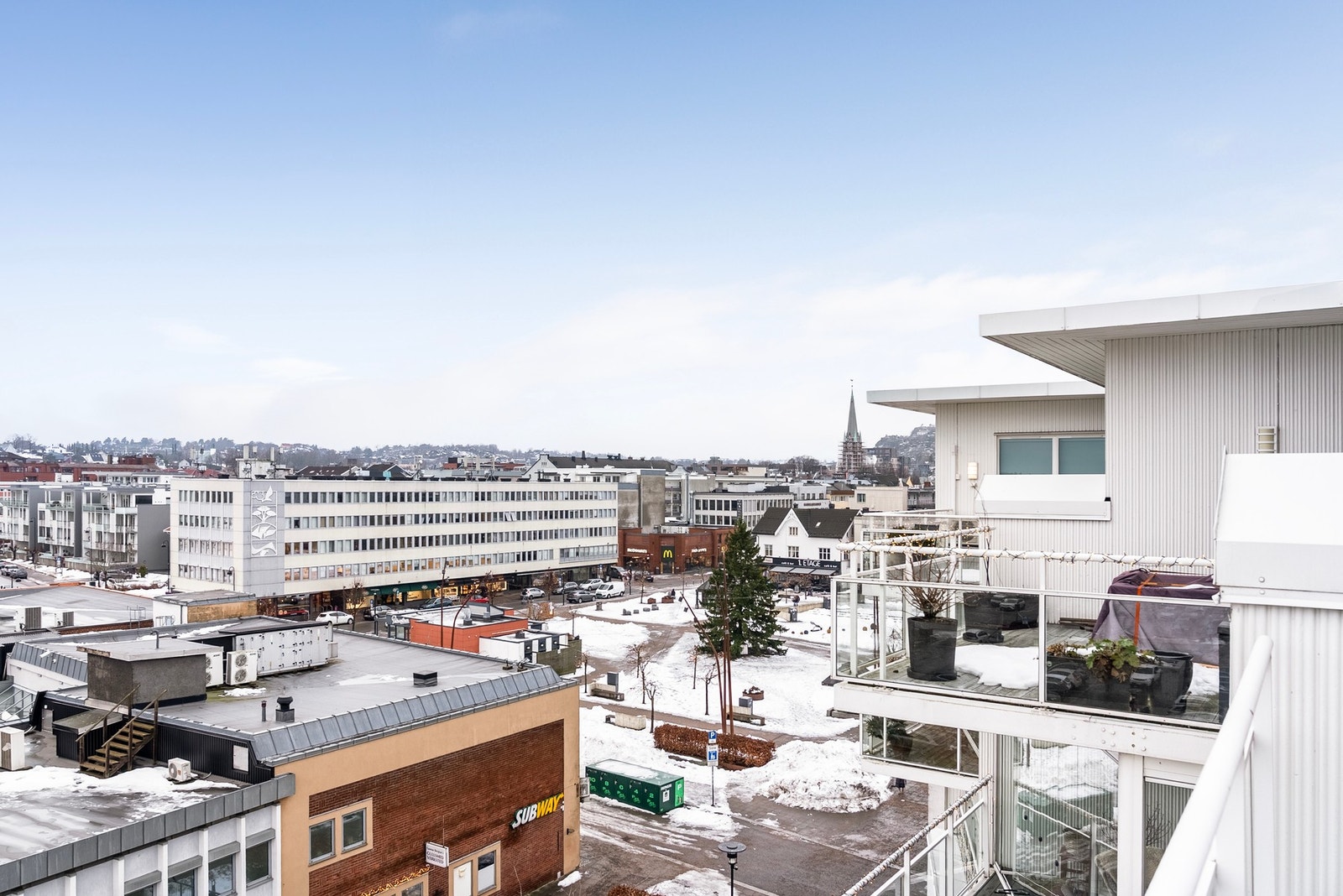 Utsikt mot nordvest gir deg oversikt over sentrum Galleribilde