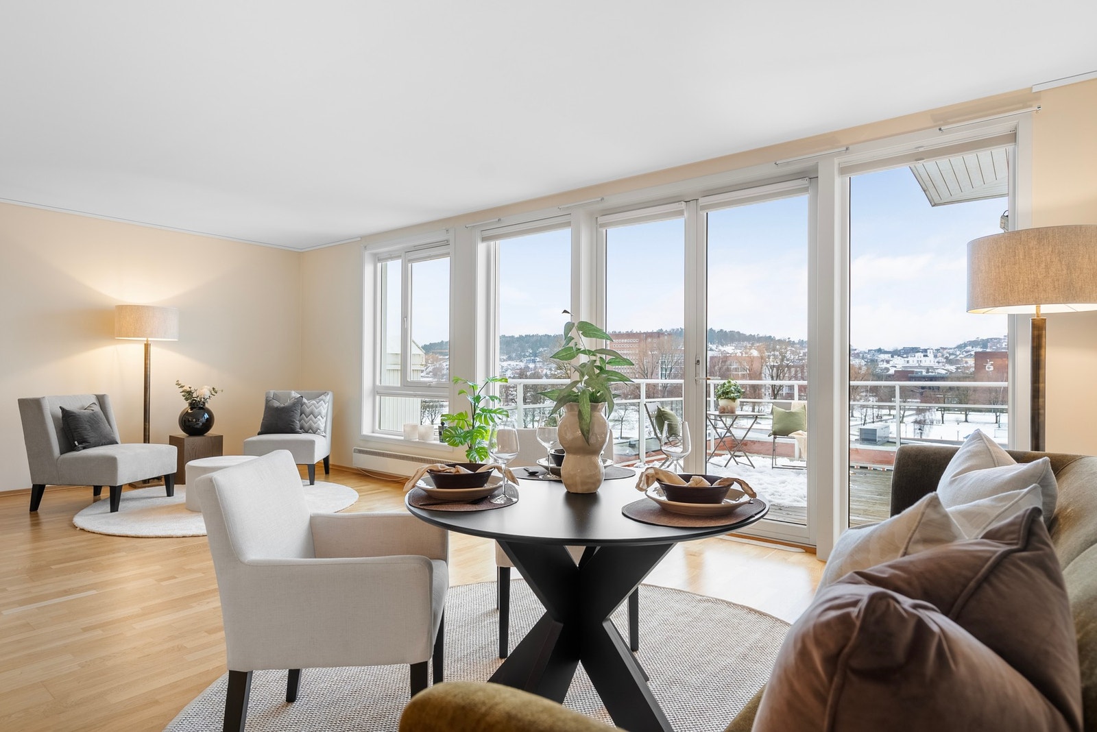 Store vindusflater slipper inn rikelig med naturlig lys og gir samtidig flott utsikt som løfter rommets helhetsinntrykk Galleribilde