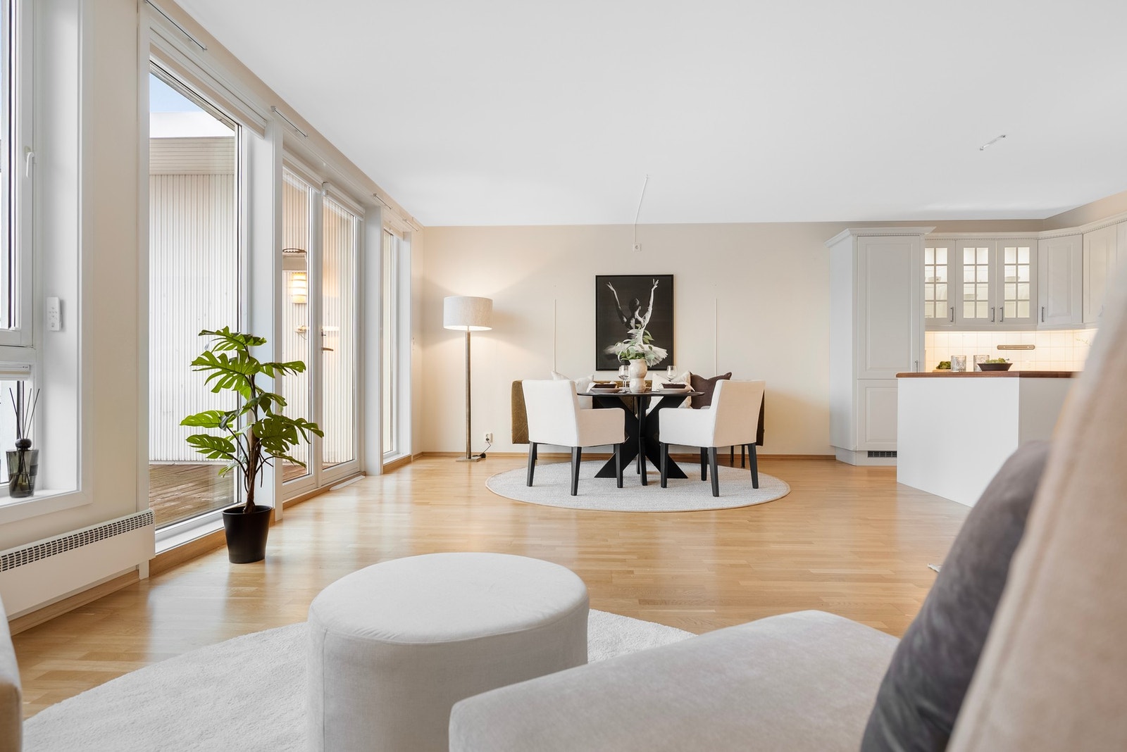 Med stue og kjøkken i åpen løsning får du et åpent og innbydende rom, med gode muligheter for møblering i flere soner Galleribilde