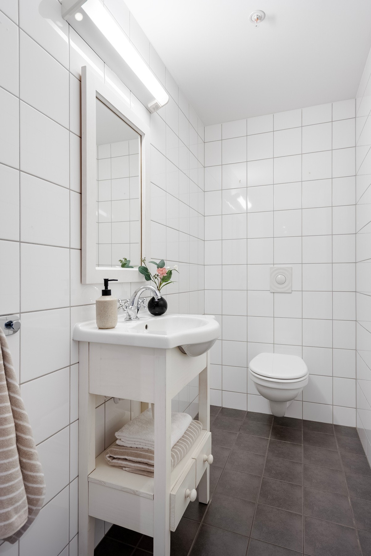 Flislagt gjestetoalett med adkomst fra hallen Galleribilde