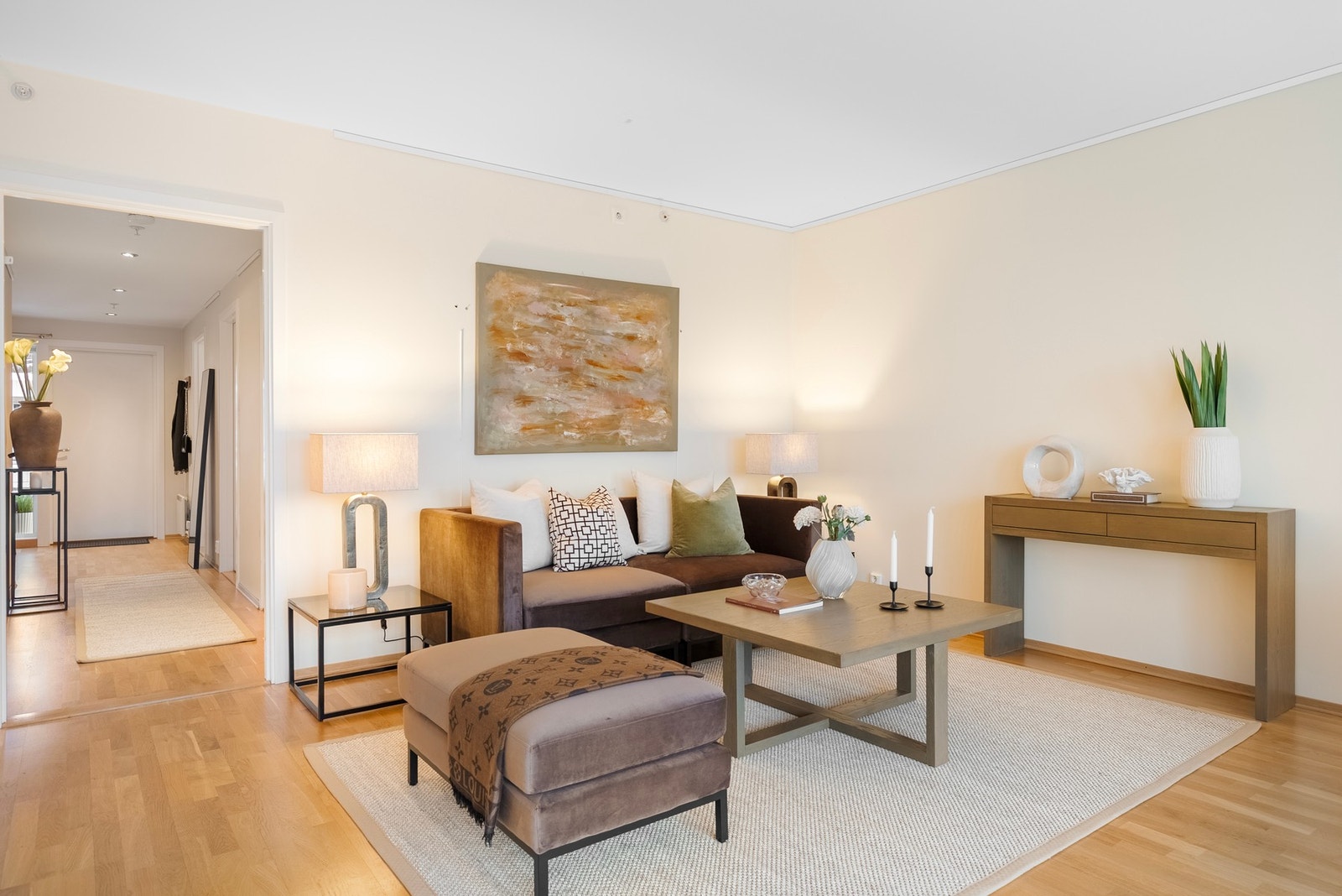 Gulv med eik 3stav parkett som står fint med fargetonene og skaper en helhet mellom rommene Galleribilde