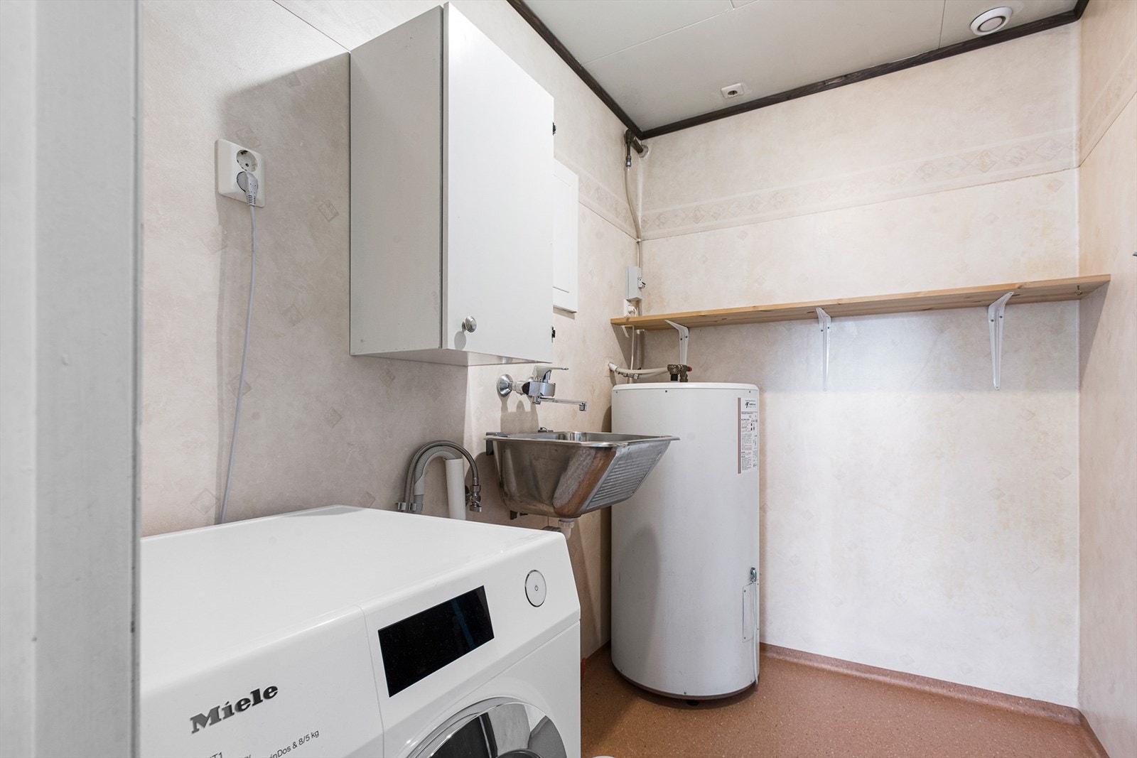 Ved siden av badet ligger vaskerommet som har dør inn til bodanlegg (arkivfoto 2023). Galleribilde