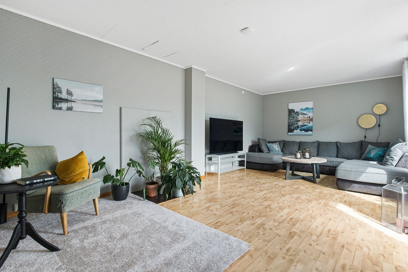 Stuen er romslig med god plass til møblering (arkivfoto 2023). Galleribilde