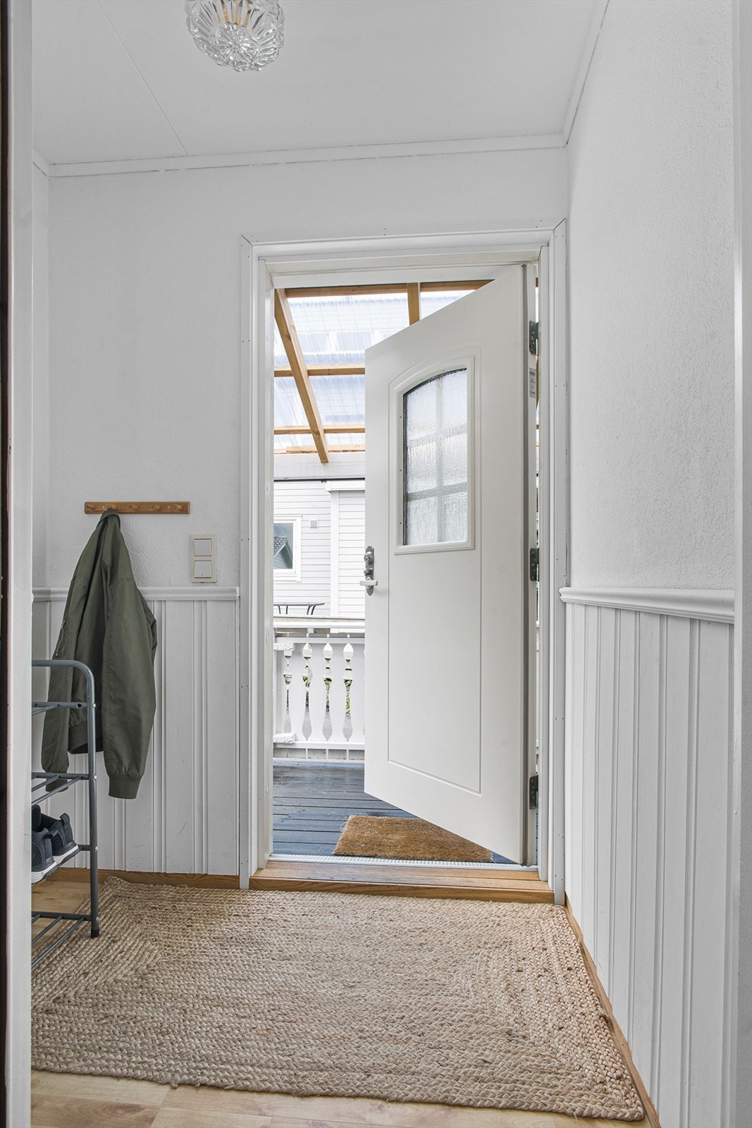 I samme etasje som stuen er det entré og gang med trapp (arkivfoto 2023). Galleribilde