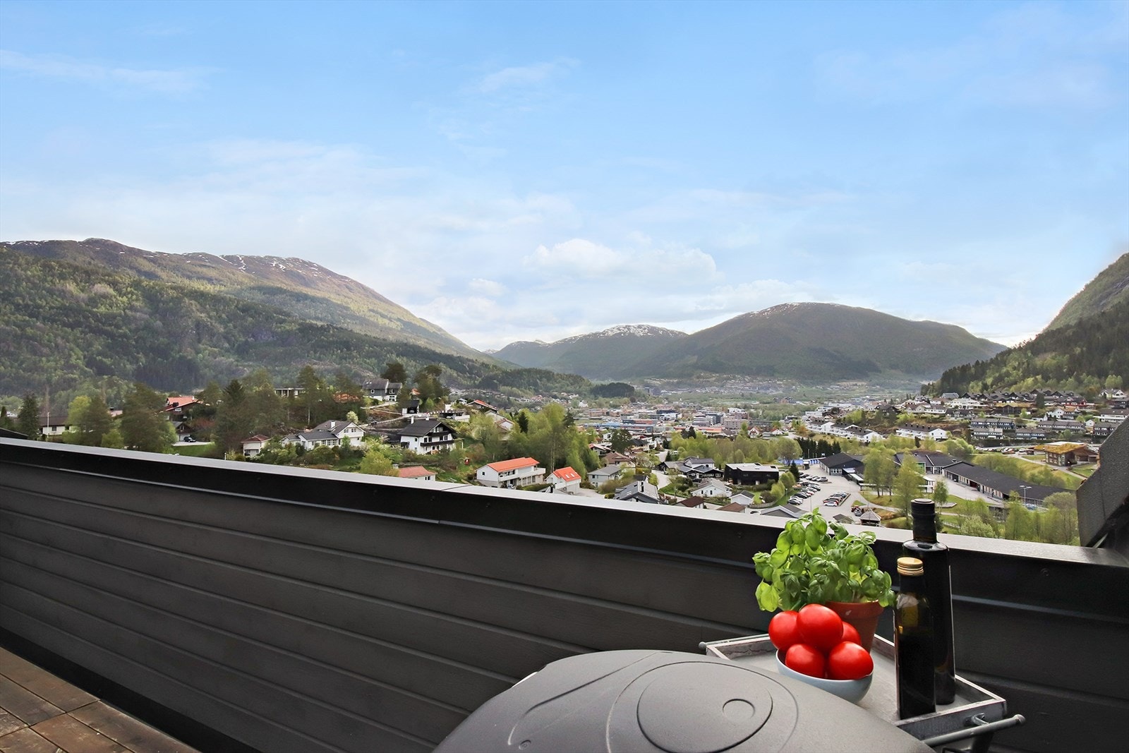 Utsikten over Førde må opplevels på visning (arkivfoto 2023). Galleribilde