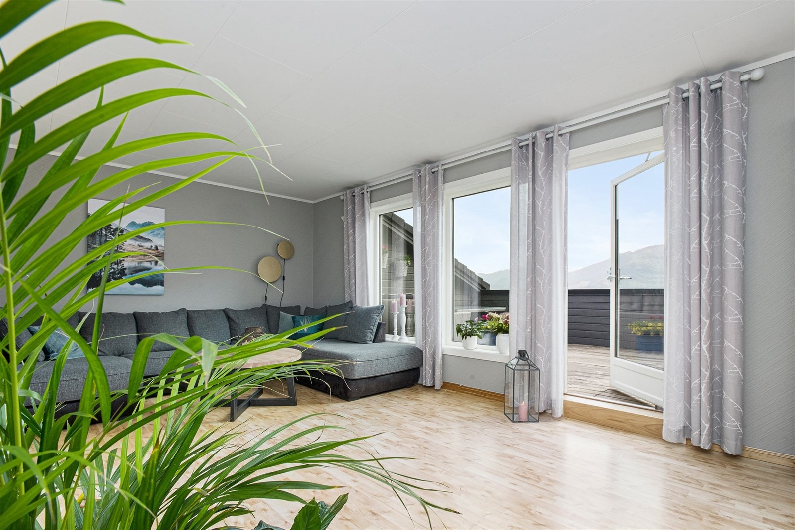 Fra stuen er det utgang til takterrasse (arkivfoto 2023). Galleribilde