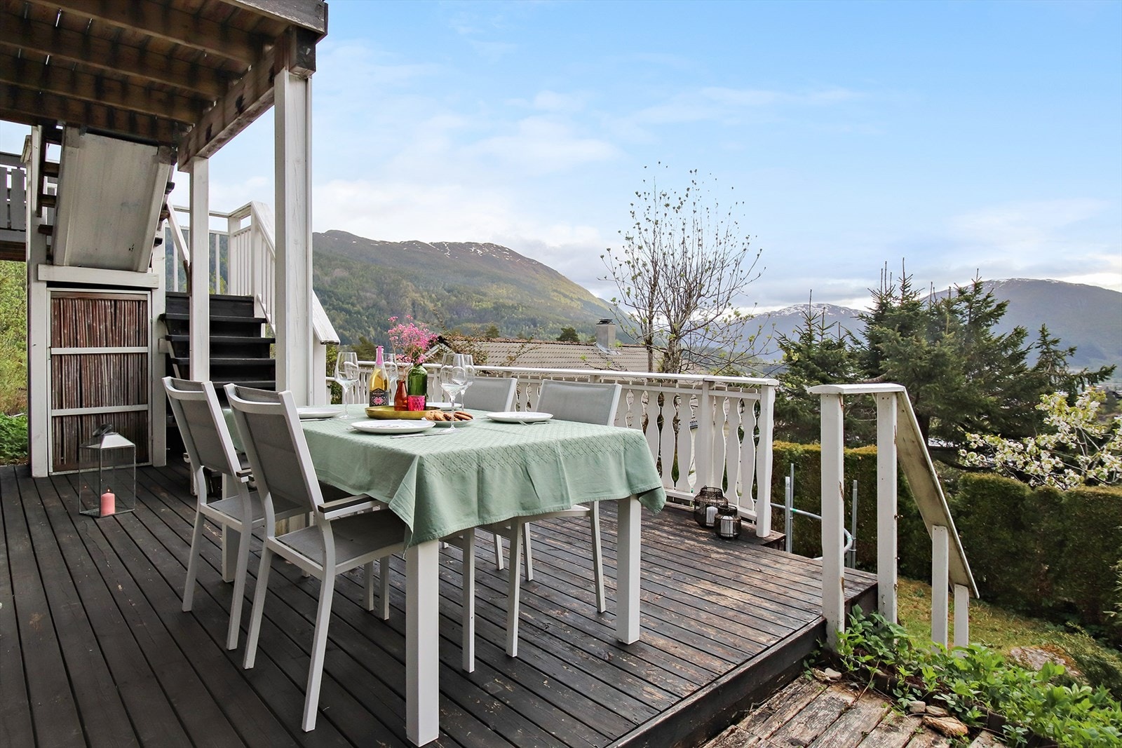 Utenfor soverommene i underetasjen er det markterrasse og hage (arkivfoto 2023). Galleribilde