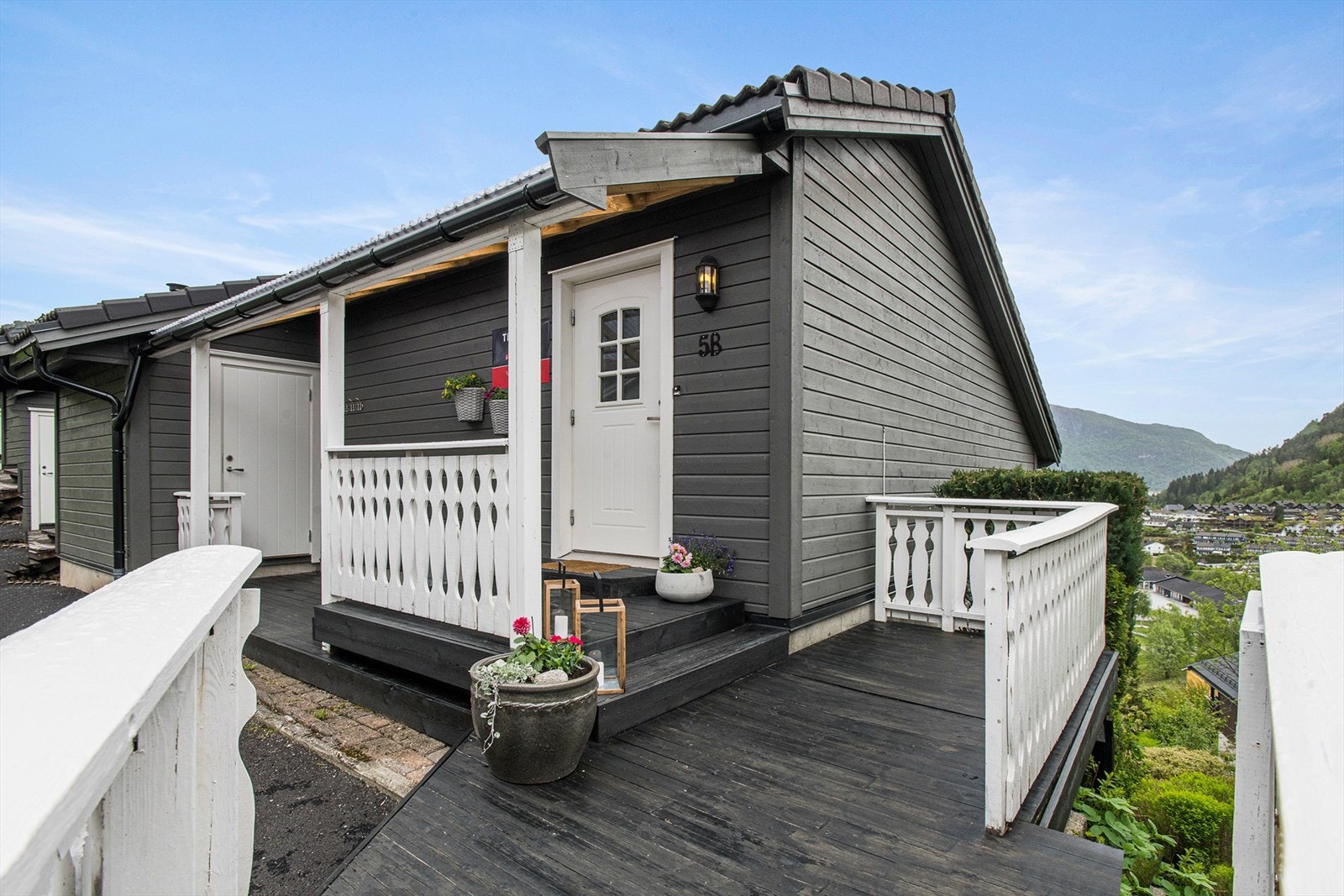 Utenfor inngangspartiet og sportsboden er det overbygg og terrasse (arkivfoto 2023). Galleribilde