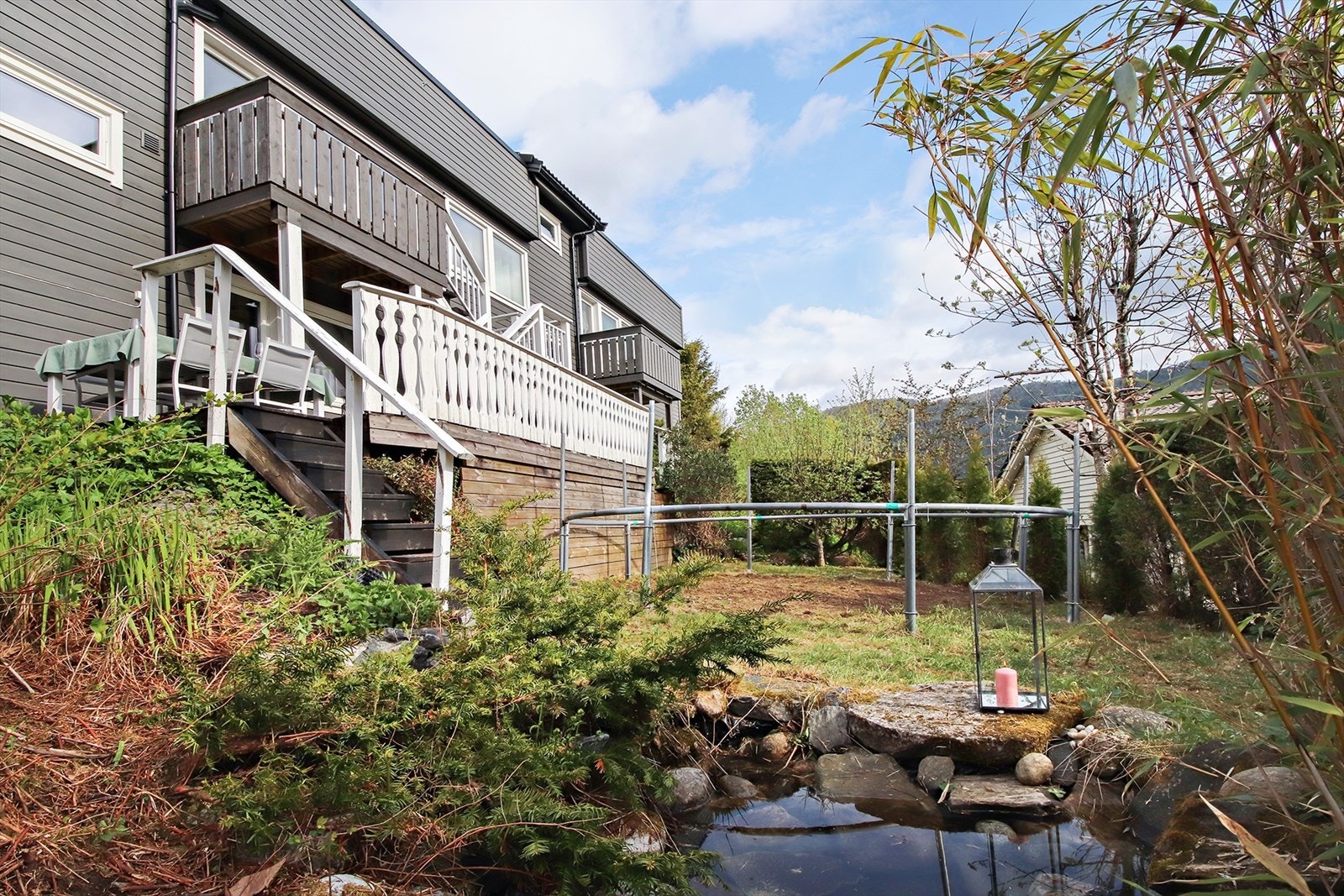 Nedenfor boligen er det en hageflekk med flere bruksområder i sommerhalvåret (arkivfoto 2023). Galleribilde