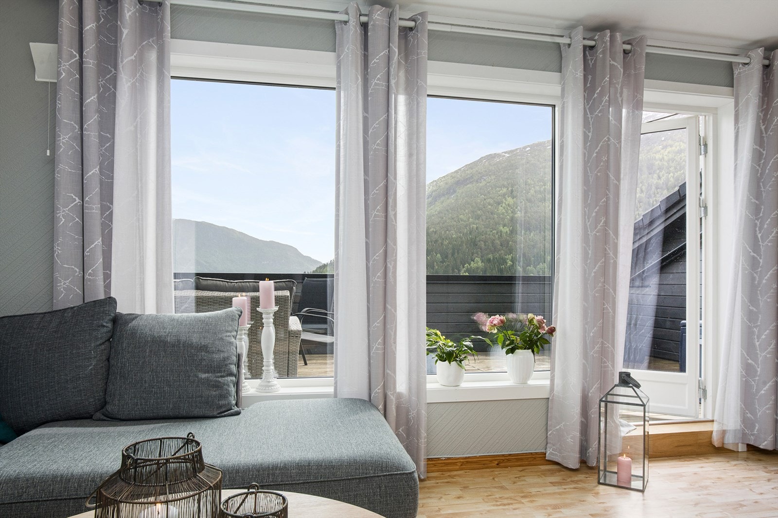 Takterrassen er en forlengelse av stuen i sommerhalvåret (arkivfoto 2023). Galleribilde