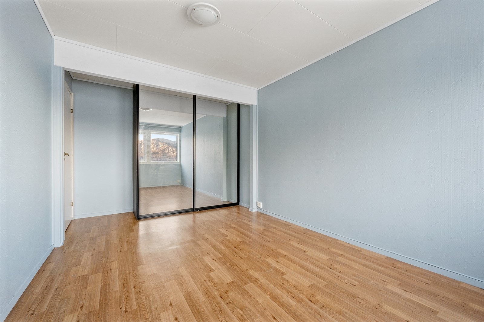 Hovedsoverommet er innredet med skyvedørsgarderobe. Galleribilde