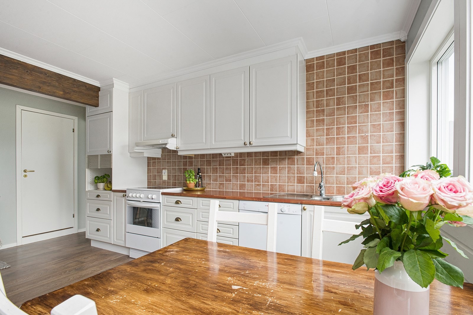 Kjøkkeninnredningen har god kapasitet med mye skap og benkeplass (arkivfoto 2023). Galleribilde