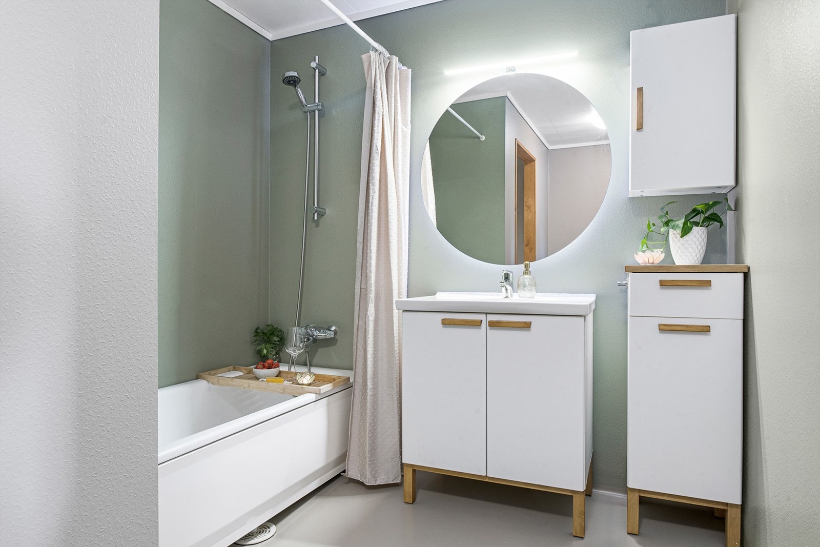 Badet har toalett, servant, badekar med dusjbatteri og baderomsinnredning med servant (arkivfoto 2023). Galleribilde