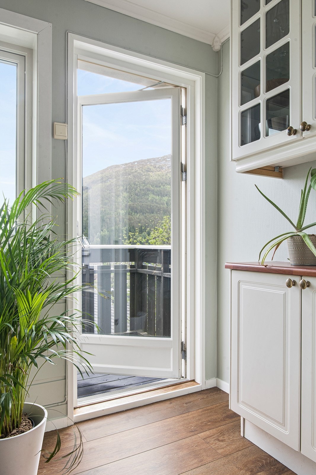 Fra kjøkkenet er det utgang til balkong med trapp videre ned til markterrassen og hagen (arkivfoto 2023). Galleribilde