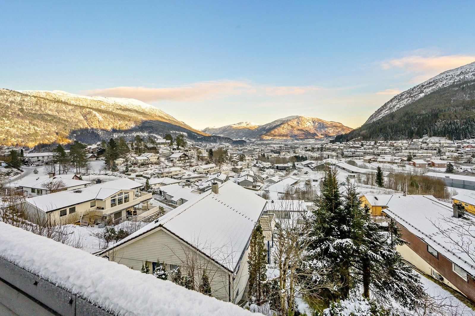 Her bor du nær skole, barnehage og idrettsanlegg på Halbrend. Galleribilde