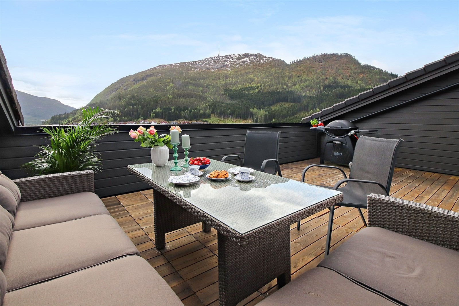 Stuen har god plass til grill og utemøbler (arkivfoto 2023). Galleribilde