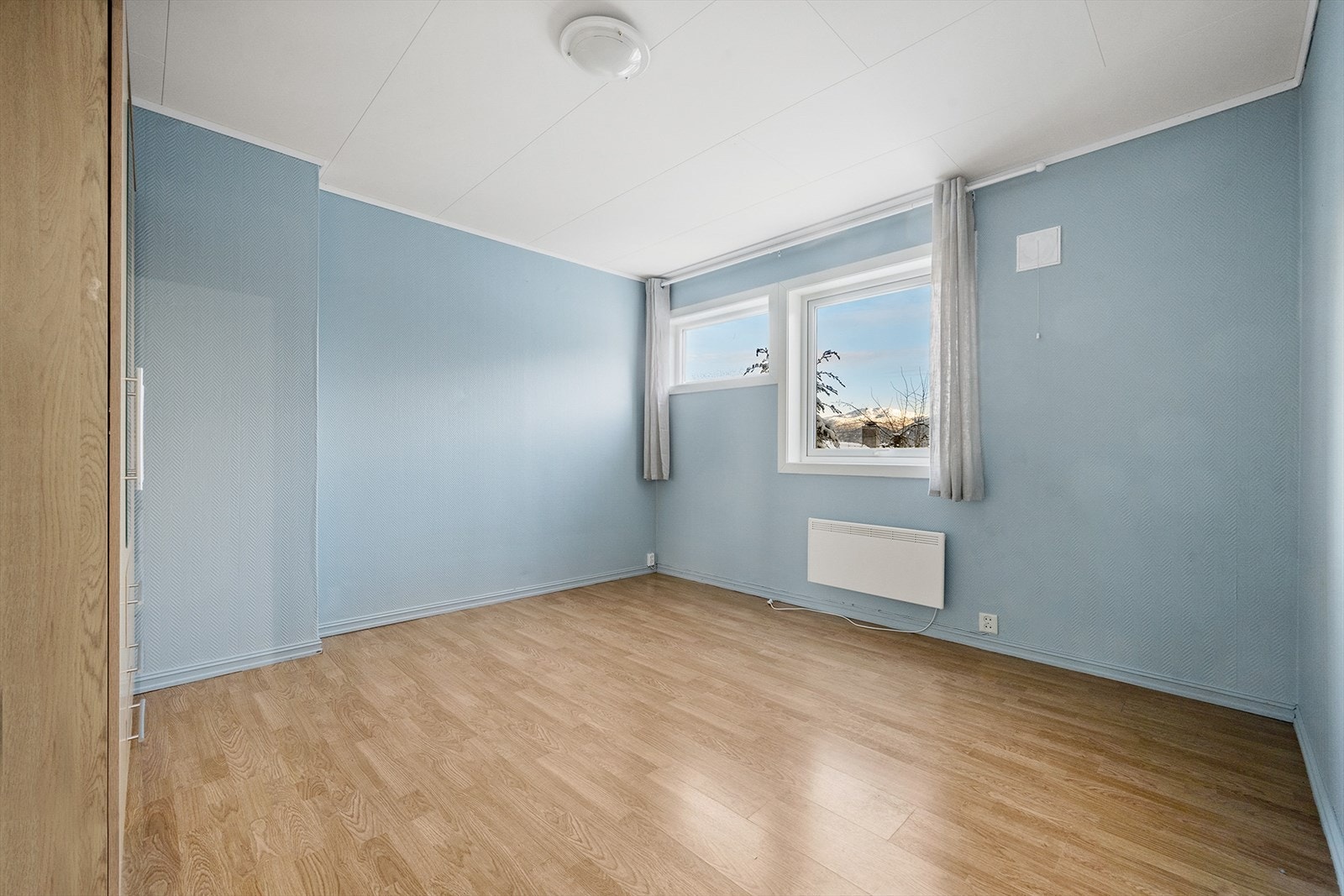 I underetasjen ligger soverom nr. 2 og 3. Dette soverommet er meget romslig og har god plass til dobbeltseng. Galleribilde