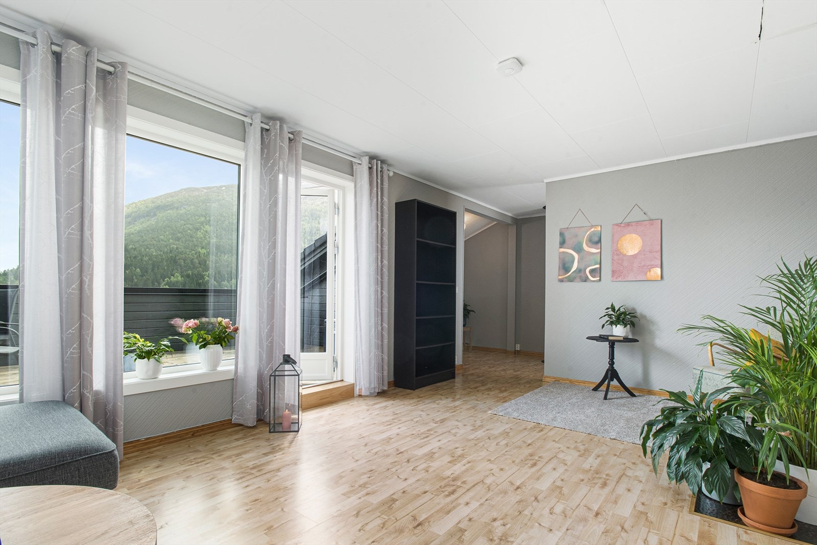 Stuen er helt uten innsyn. Store vinduer mot takterrassen gir gode lysforhold (arkivfoto 2023). Galleribilde