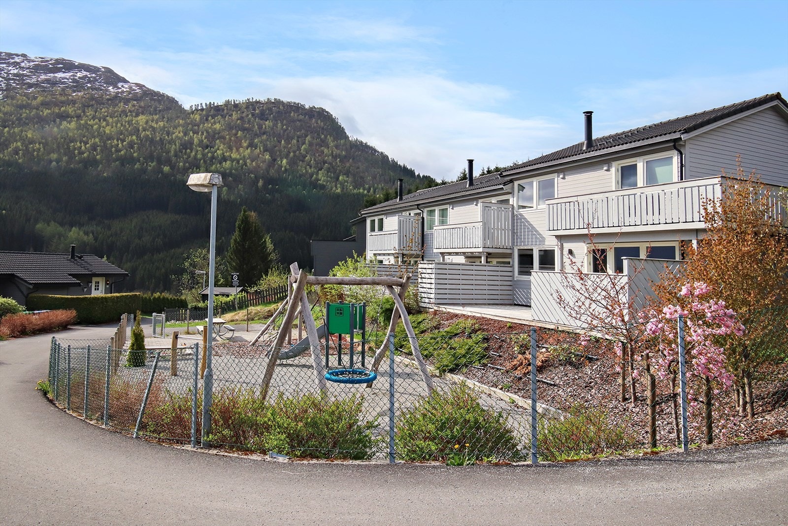 Andelen har parkeringsplass. Garasje fordeles etter ansienetet i borettslaget. Det er flere fine lekeplasser på borettslagets fellesområder (arkivfoto 2023). Galleribilde