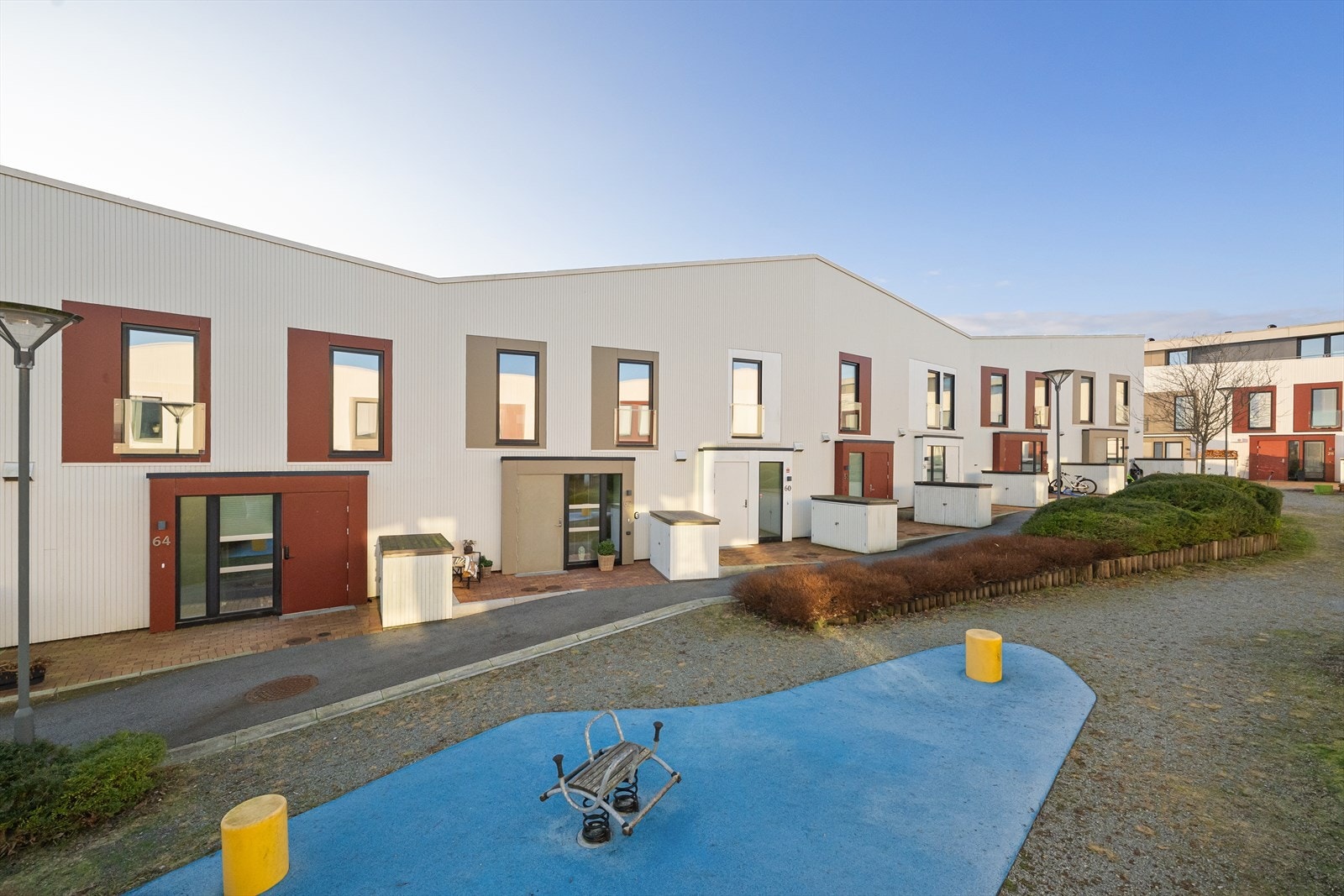 Eiendommen ligger i en bilfri gate, som sikrer et trygt og godt miljø Galleribilde