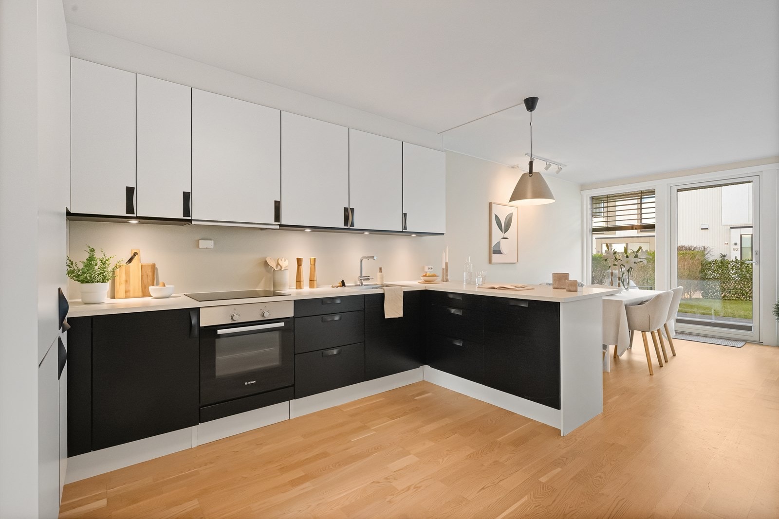 Her har man rikelig med skap- og benkeplass Galleribilde