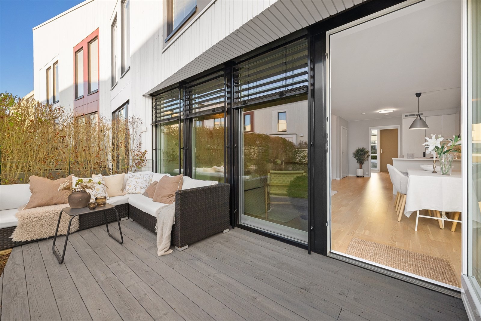 Fra stuen har man direkte utgang til en lun og solrik uteplass Galleribilde