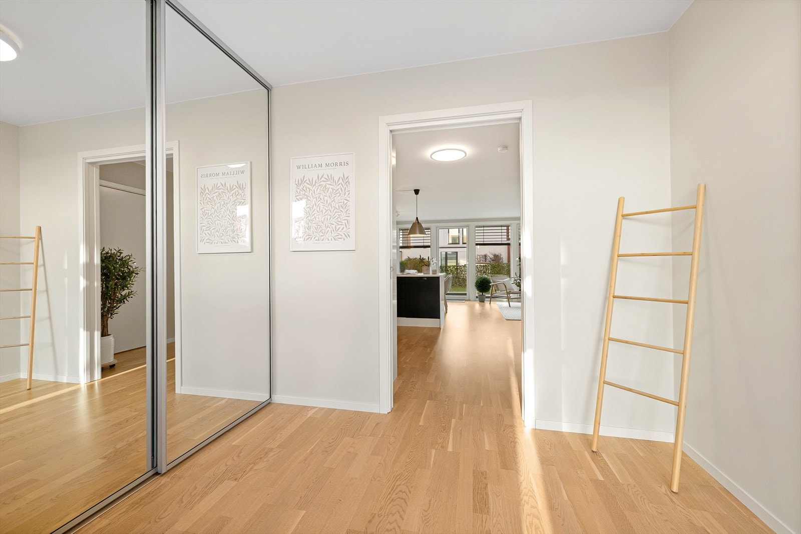 Innbydende entré med skyvedørsgarderobe Galleribilde