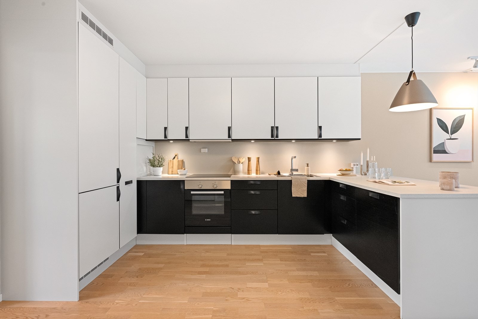 Moderne og stilrent kjøkken fra HTH Galleribilde