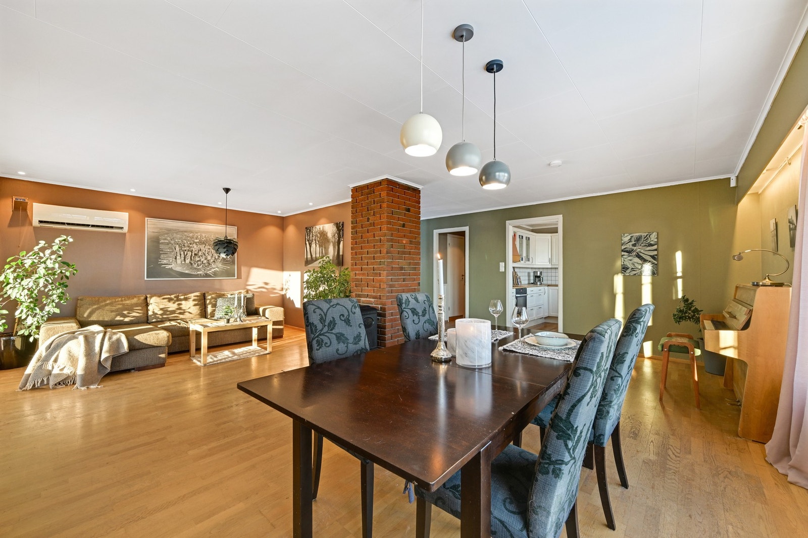 Velkommen inn i en romslig spisestue som knytter stue og kjøkken sammen Galleribilde