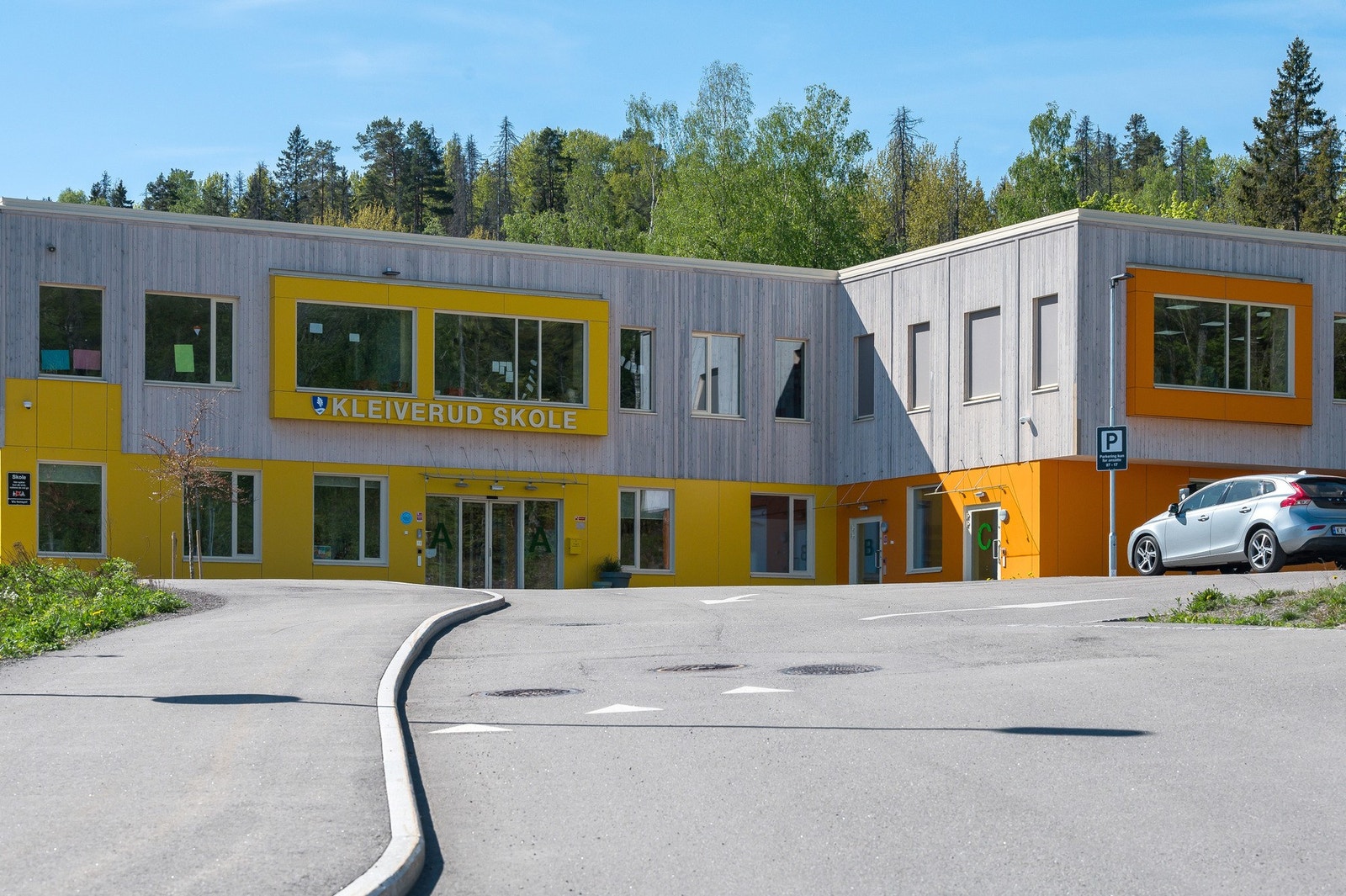 Man kan trygt spasere til enden av blindveien for å nå den populære barneskolen og barnehagen Galleribilde