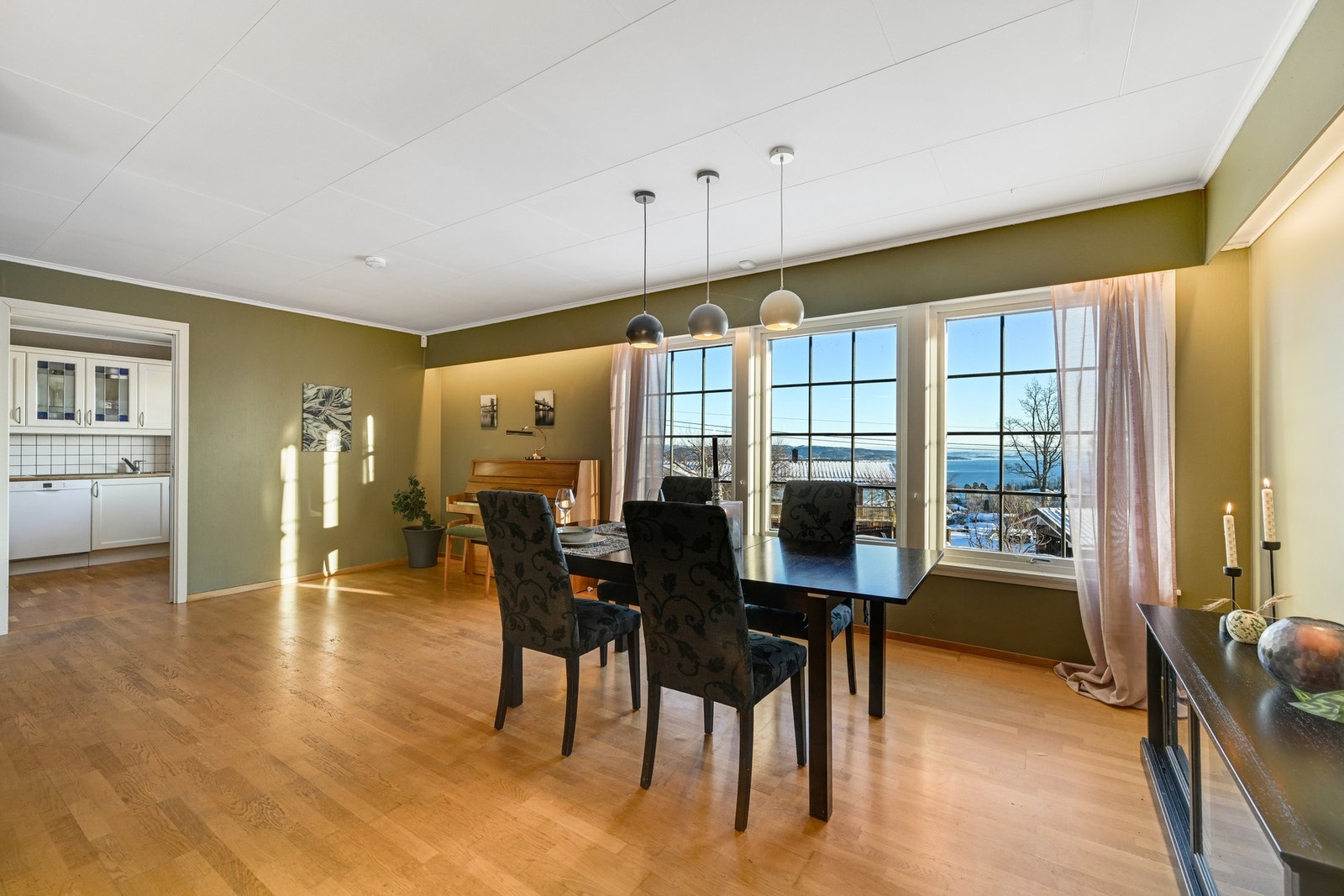 Under middagene kan man nyte den flotte utsikten i rolige omgivelser Galleribilde