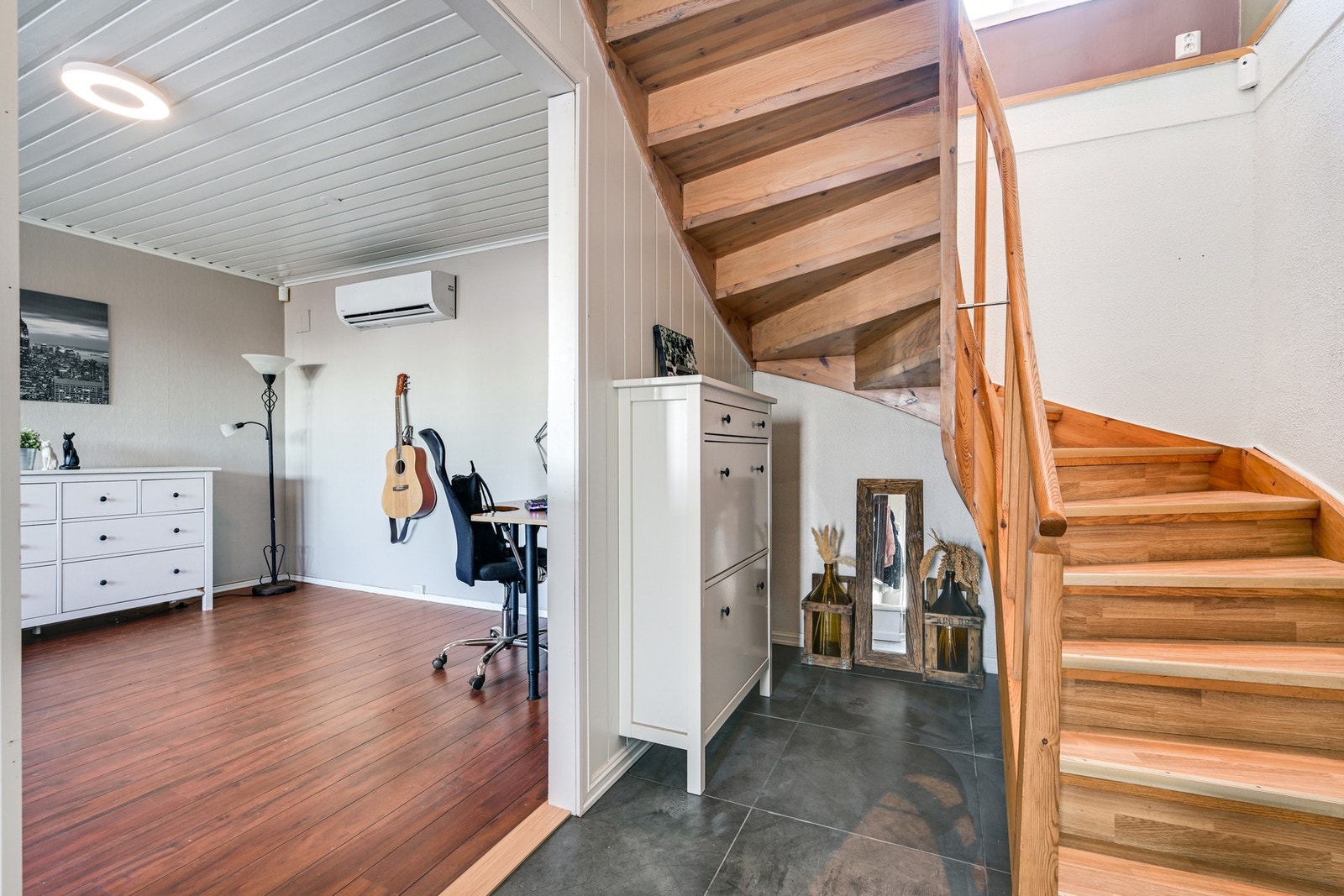 Den lakkerte tretrappen leder an til hovedetasjen Galleribilde